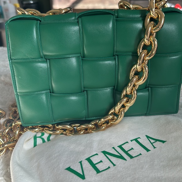 Bottega Véneta Padded chain cassette crossbody bag - Picture 3 of 7